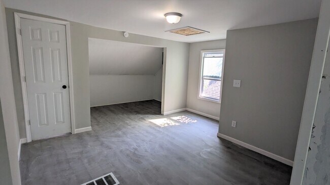 Building Photo - 878 E Forest Ave