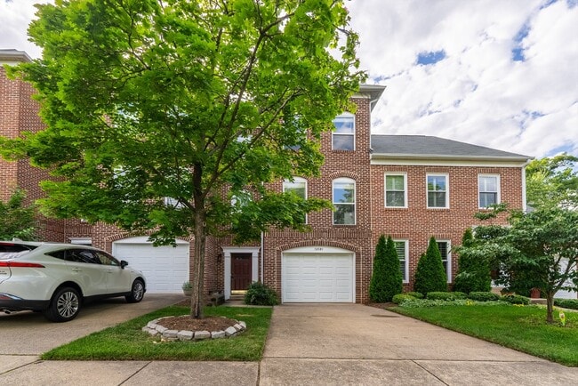 This move-in ready, professionally cleaned 3-bedroom, 3.5-bathroom townhouse in Reston Town Cente... - This move-in ready, professionally cleaned 3-bedroom, 3.5-bathroom townhouse in Reston Town Cente...