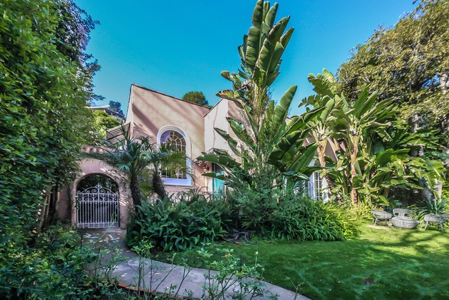Building Photo - 1367 N Beverly Dr