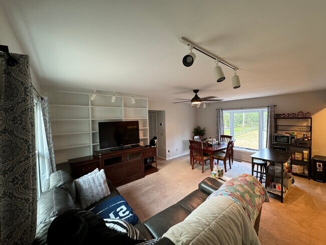 Foto del edificio - 221 Horse Pen Ln