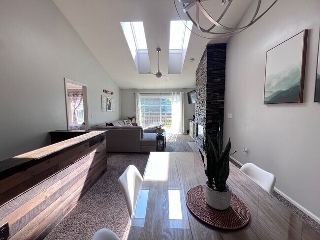 Foto del edificio - Spacious 3 bedroom Condo In Comstock Park