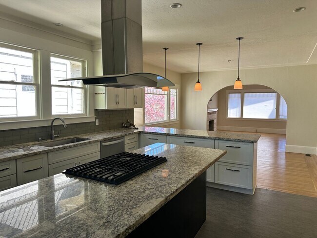 Building Photo - Large house in lower Temescal with large y...