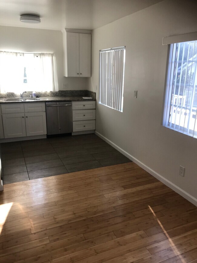 Foto del edificio - 1828 Montrose St