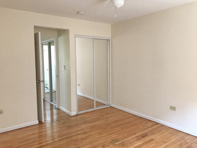 Building Photo - Spacious 1 Bedroom near St. Francis Hospital!