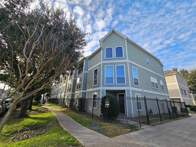 Building Photo - 1271 W 17th St