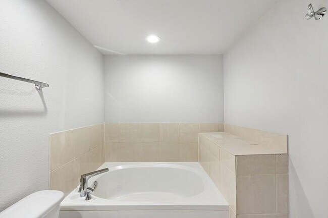 Building Photo - 15200 Memorial Mews St