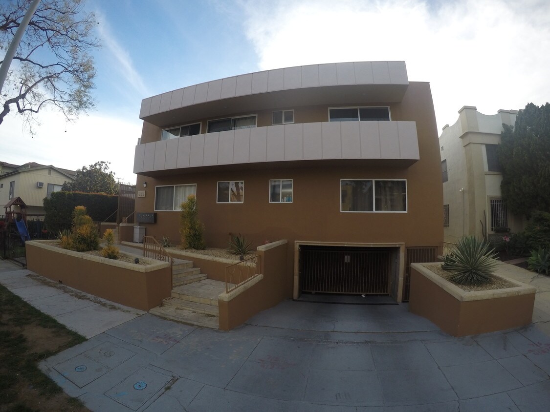 Primary Photo - 933 N Sierra Bonita Ave