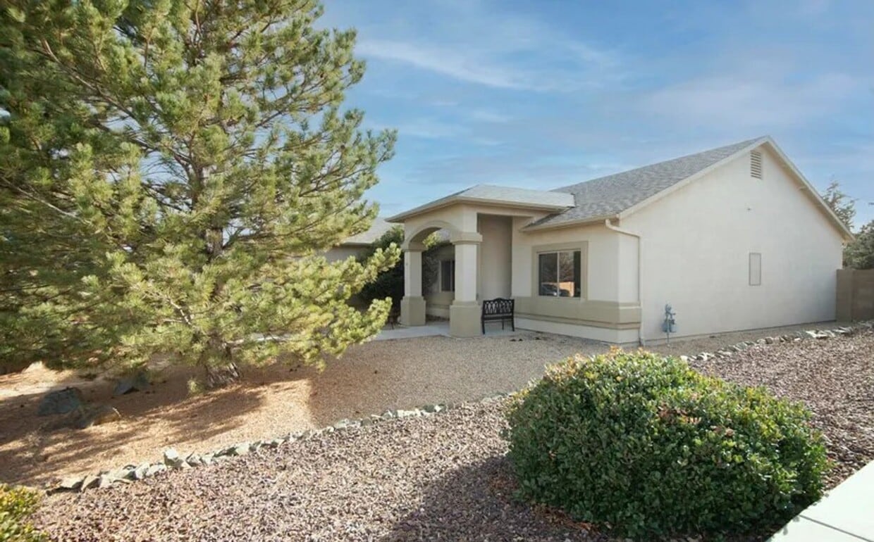 Primary Photo - Charming 3 Bedroom 2 Bathroom With Den Hom...