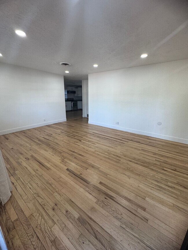 Building Photo - Mid-century modern perfection 3bd 2ba home!