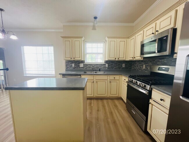 Building Photo - 385 Wynbrook Dr