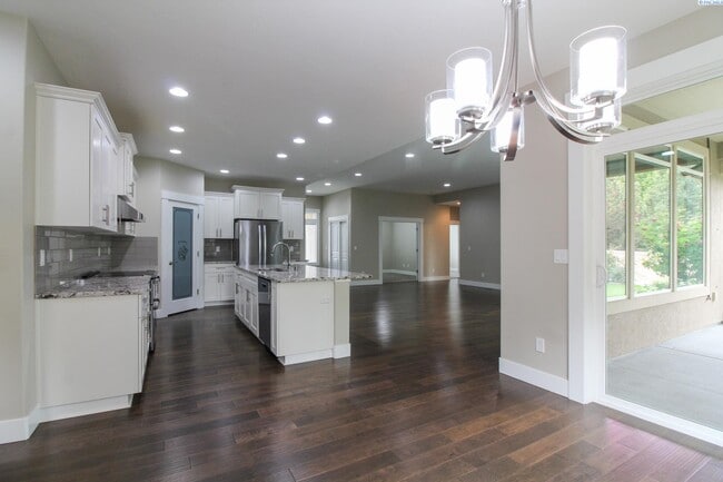 Building Photo - 4 Bed/2 Bath Home in Kennewick