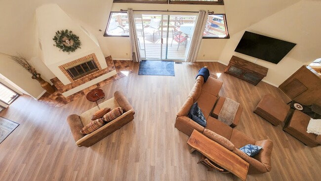 2nd floor view of living room - 1400 W Lake Dr