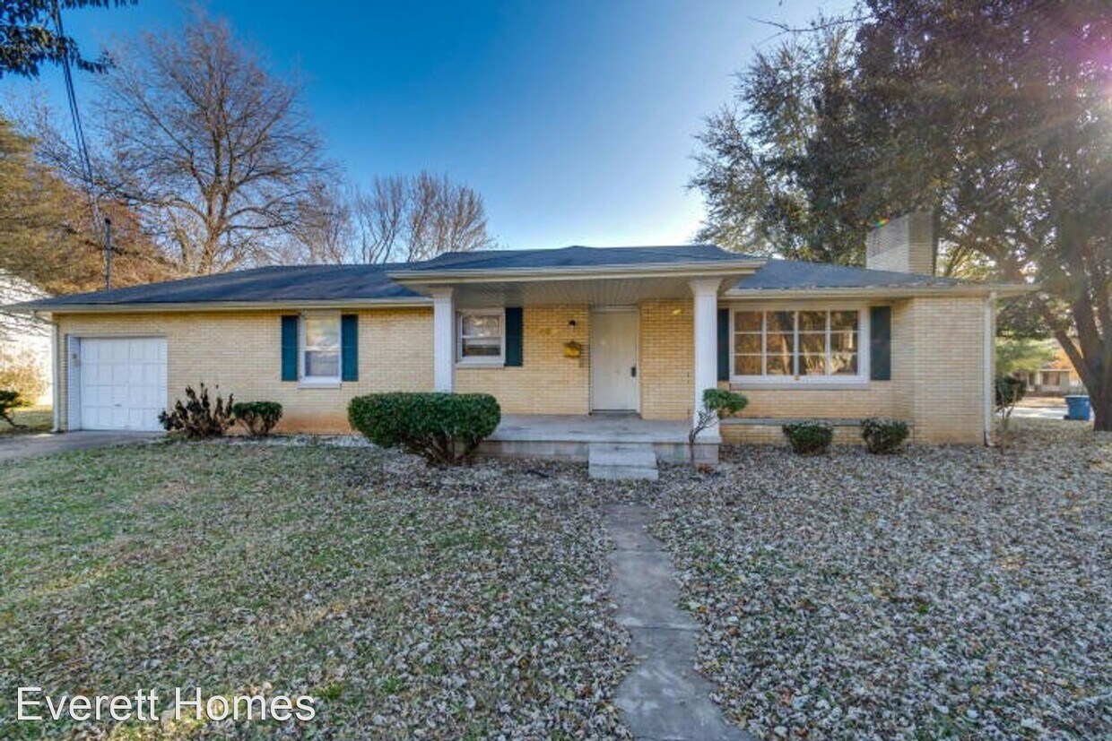 Foto principal - 3 br, 2 bath House - 404 E Meadowmere St