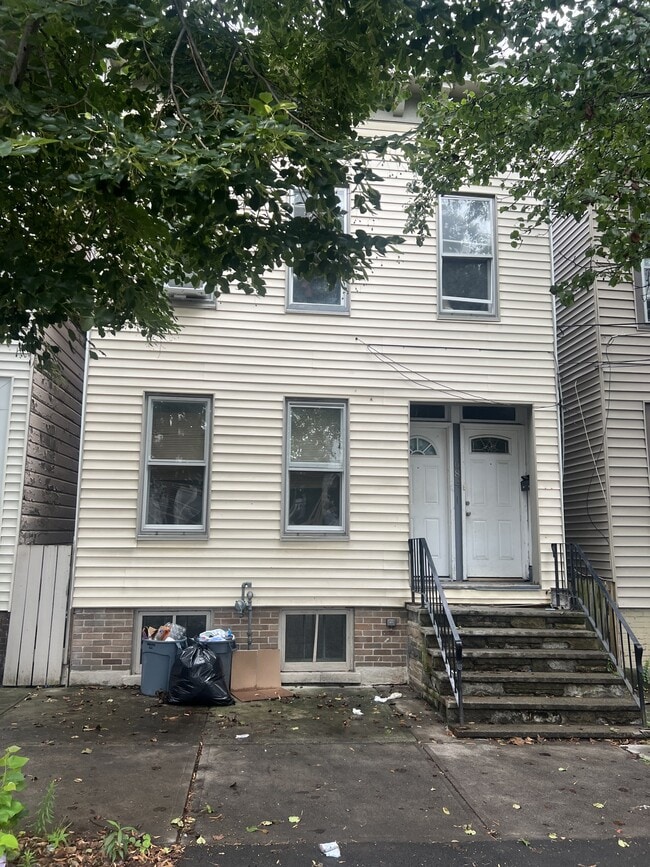 Building Photo - 684 State St