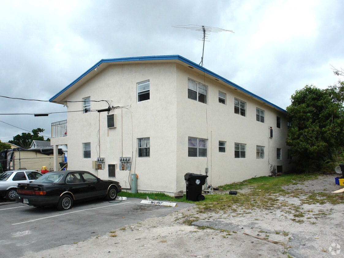 Building Photo - 226 N B St