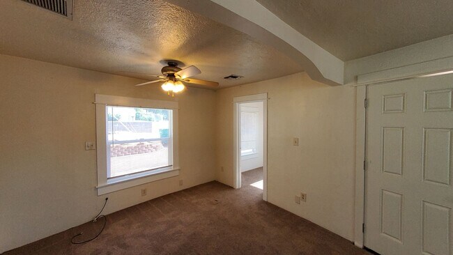 Foto del edificio - Cute Two Bedroom with Office