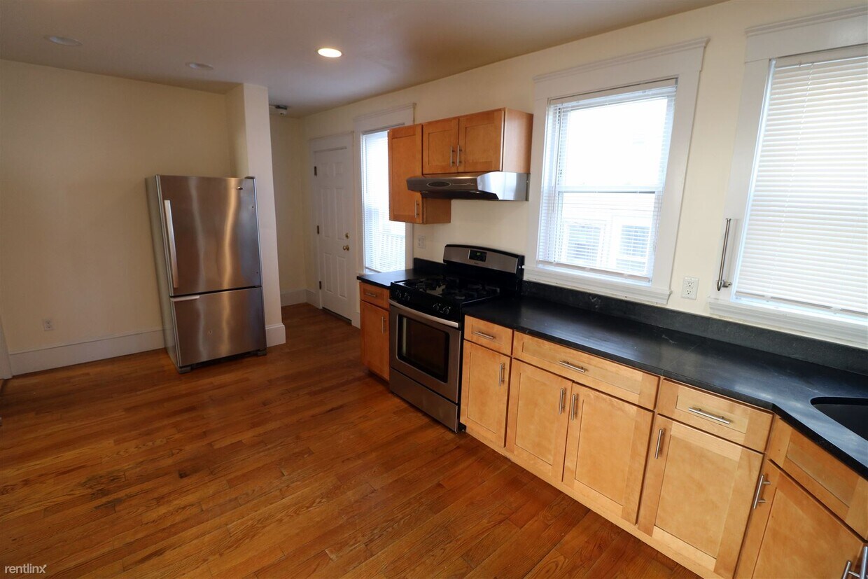 14 Lexington Terrace Unit 2, Waltham, MA 02452 Room for Rent in
