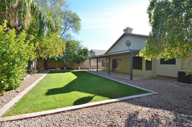 Building Photo - 1108 E Betsy Ln