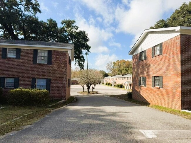 Building Photo - Heritage Oaks @ Navco