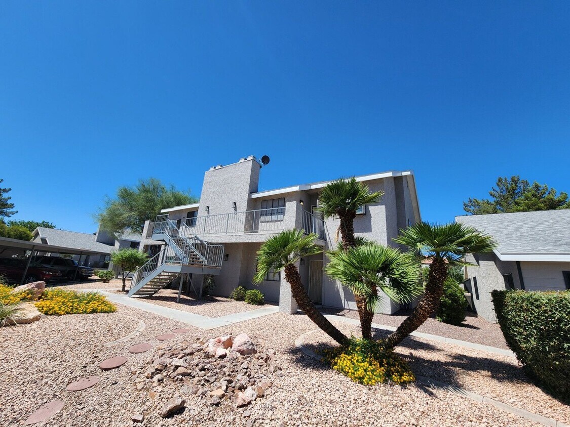 Foto principal - Lovely 2 Bed 2 Bath Downstairs Condo in Gr...