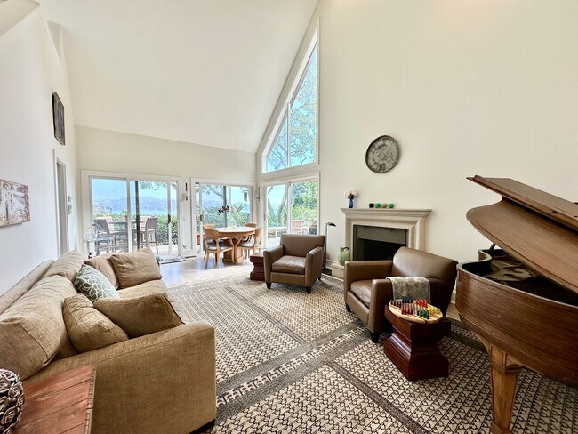 Foto del edificio - Stunning Sausalito Retreat with Bay Views & Private Meadow
