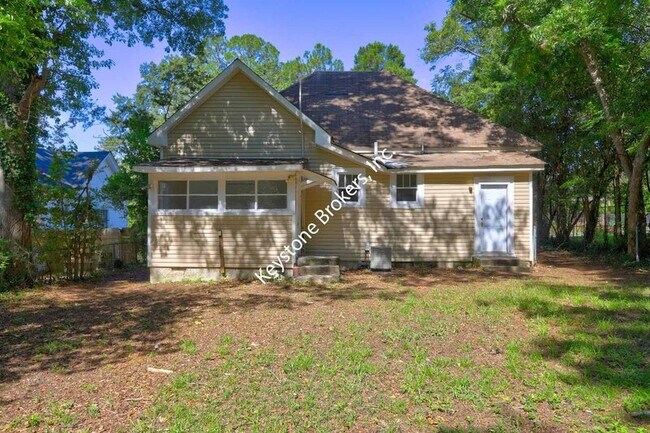 Building Photo - 479 Fort Hill St