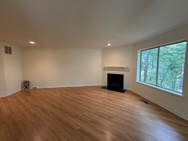 Building Photo - 1250 Clifden Green