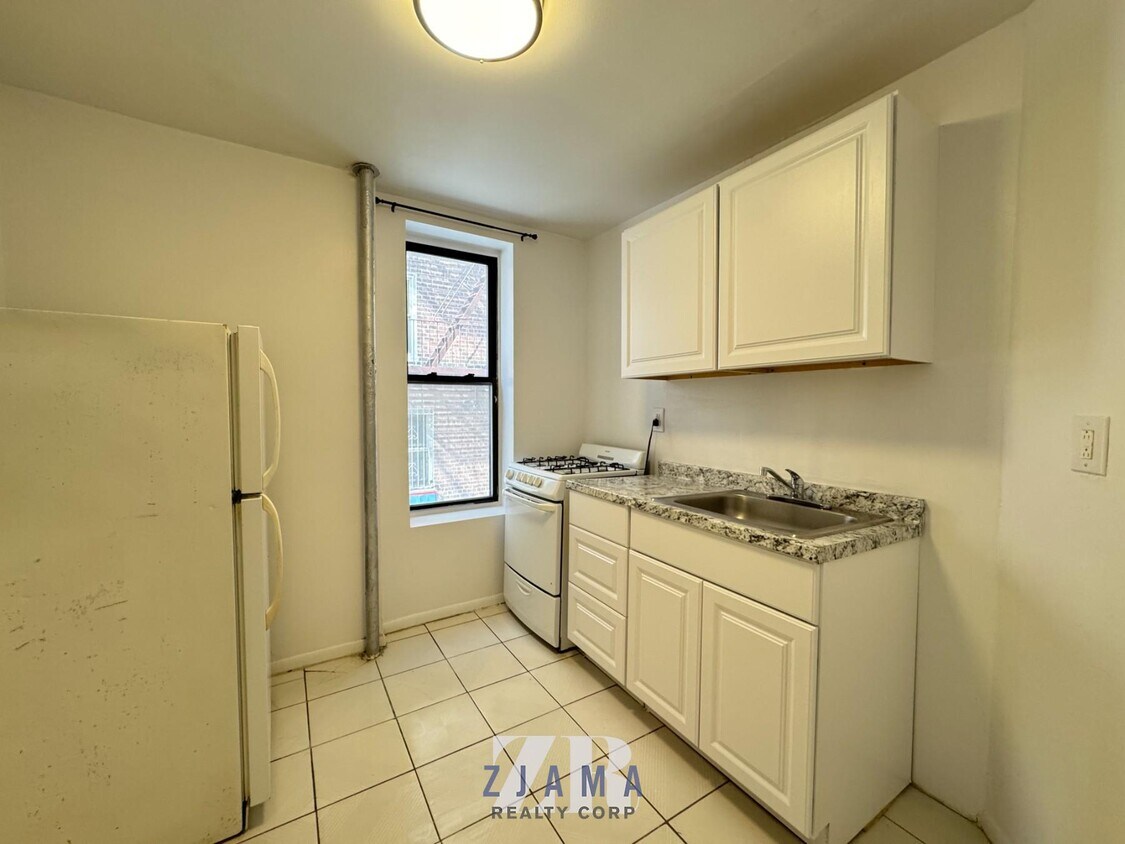 Foto principal - 392 E 4th St