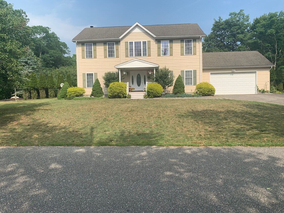 Primary Photo - 1 Clover Grass Ct