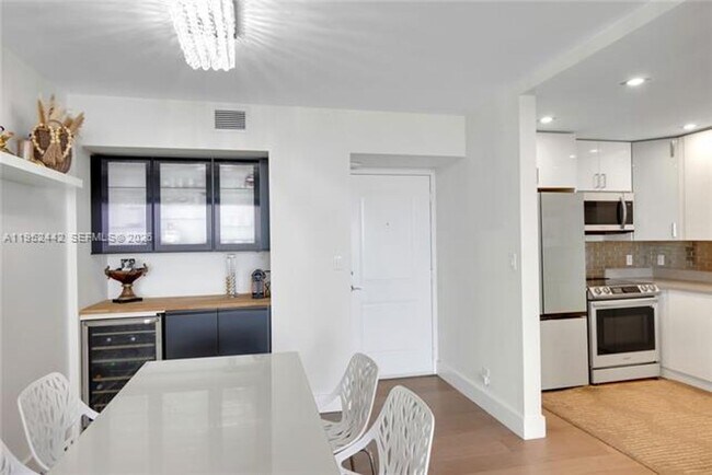 Building Photo - 100 Bayview Dr