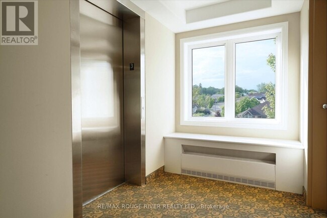 Building Photo - 300-300 Spillsbury Dr