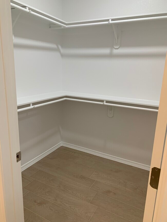 Armario - 918 N Spruce St