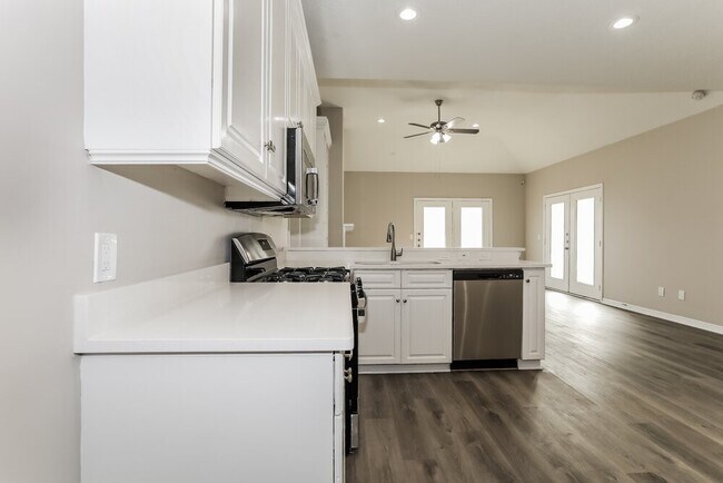 Foto del edificio - 14215 Ella Lee Ln