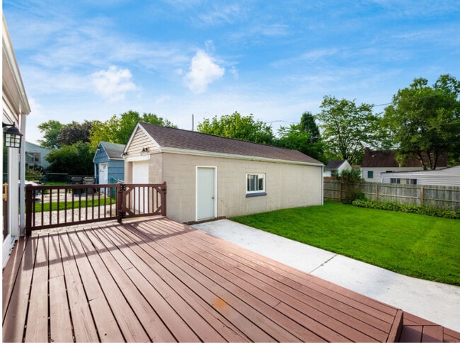 Building Photo - 2295 Shrewsbury Rd
