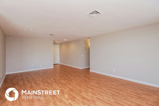 Building Photo - 2114 N Comanche Dr