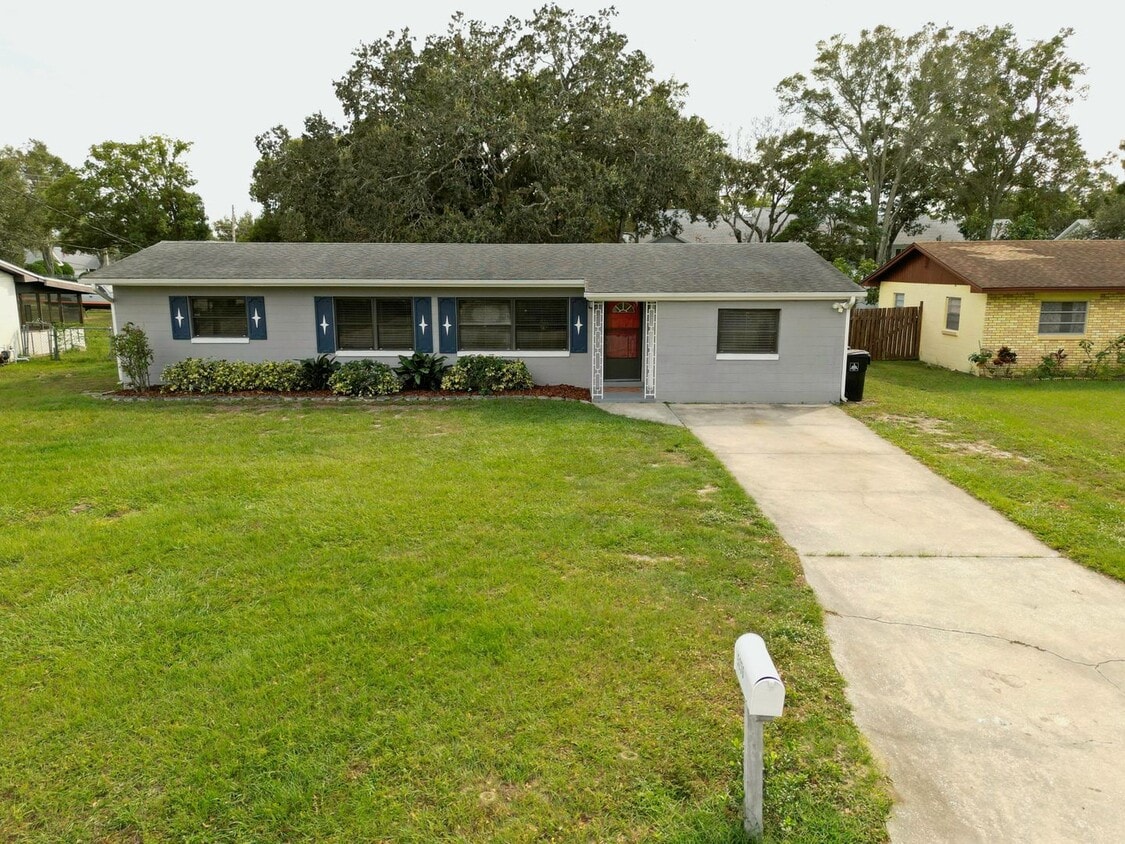 Primary Photo - 4 bed 2 bath home
