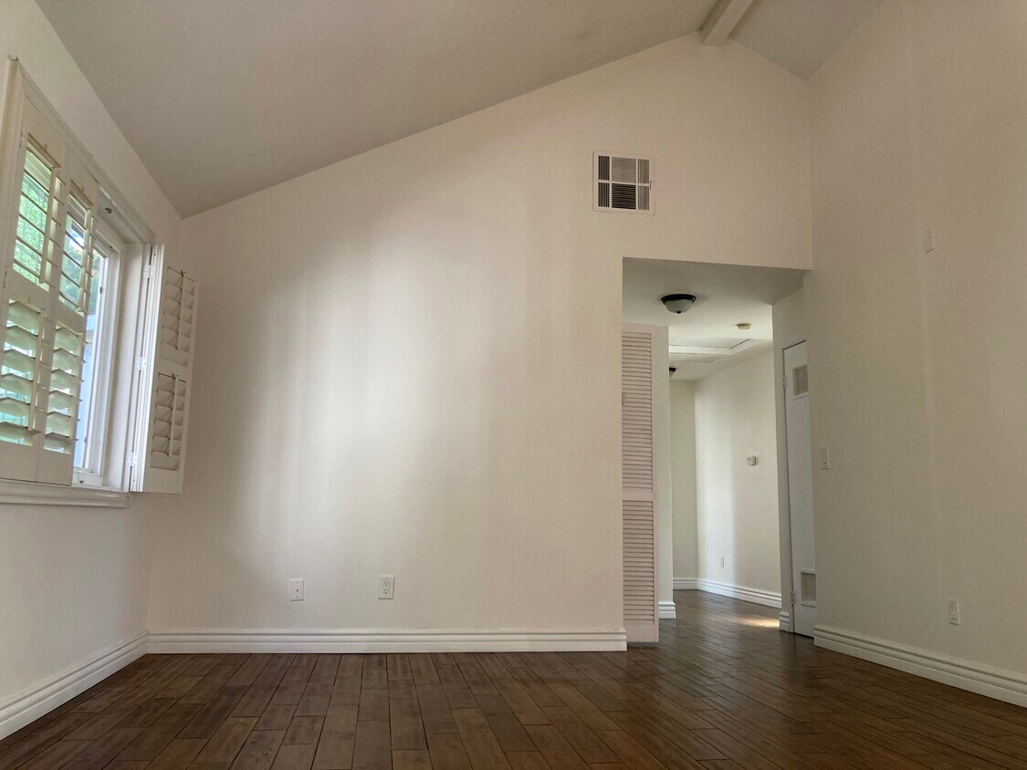 Primary Photo - 1031 Lincoln Ave