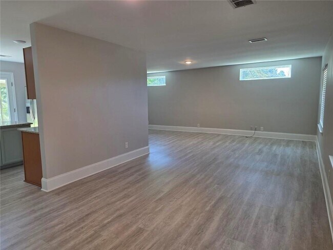 Building Photo - 115 Cedarcrest Dr