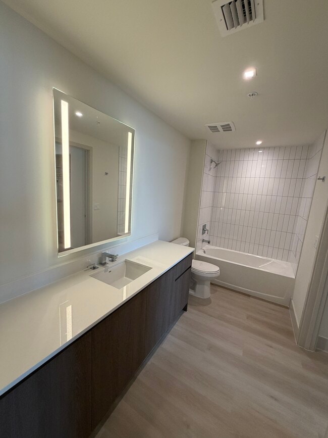 Building Photo - 1549 Van Buren St