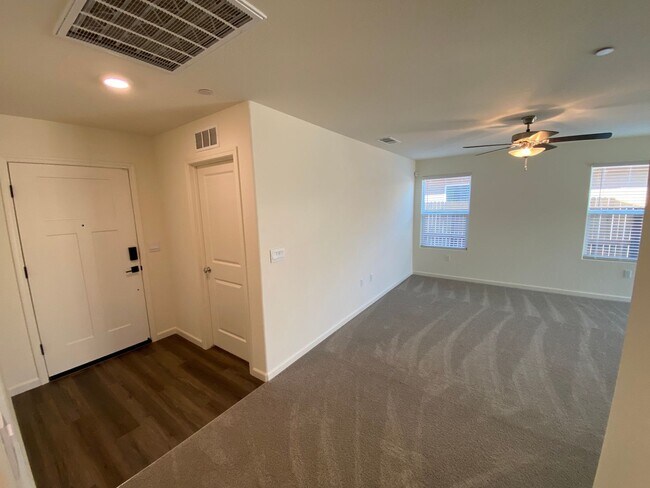 Foto del edificio - Tulare smart home, DR HORTON built home coming soon! Energy efficient