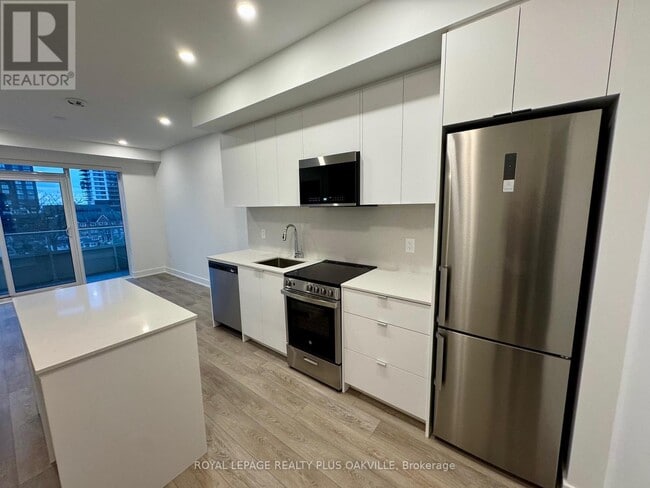 Building Photo - 2088 James St