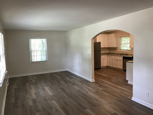 Foto del edificio - Available Now! Spacious 5 bedroom home clo...