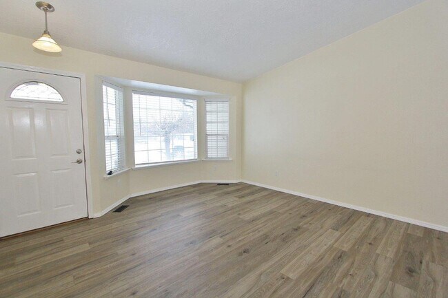 Building Photo - Single- Level Home w/Mature Landscaping