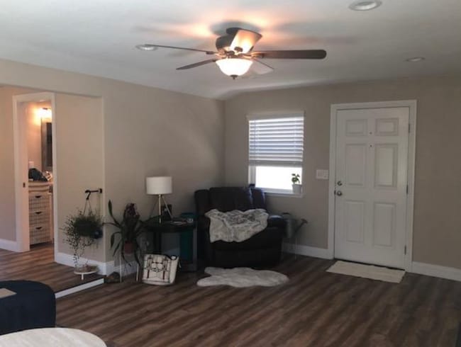 Building Photo - ADORABLE 1 Bedroom Home w/ TONS of Extras!...