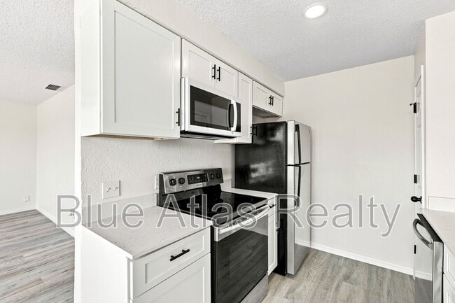 Building Photo - 8137 Foxfire Ln