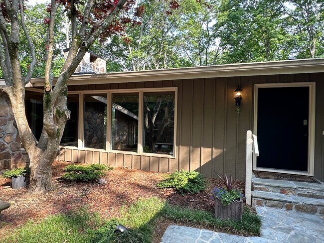 Foto del edificio - 66 Whispering Pines Dr