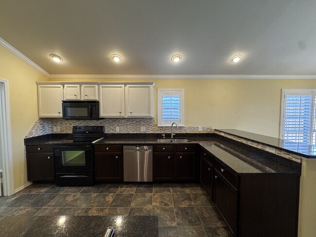 Foto del edificio - Beautiful & Spacious 4-Bedroom Home in Lub...