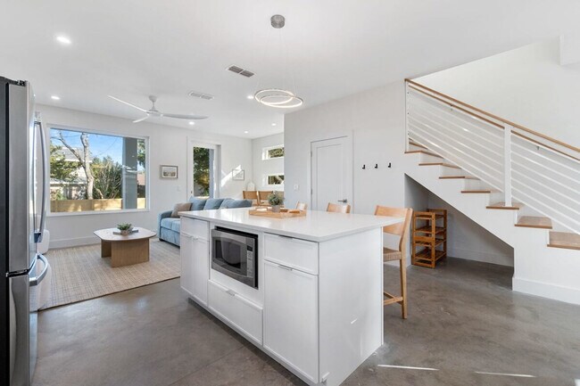 Building Photo - 2A Sanchez Cove