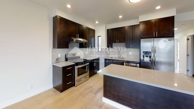 Foto del edificio - 557 Ellington Ave