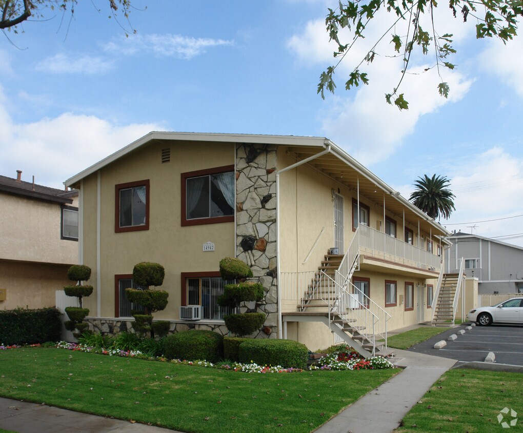 Primary Photo - 14942 Van Buren St